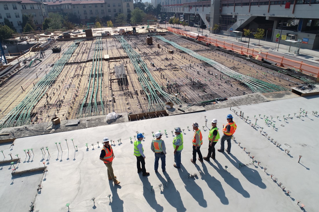 Equipe de engenheiros de capacete sobre uma laje em construção